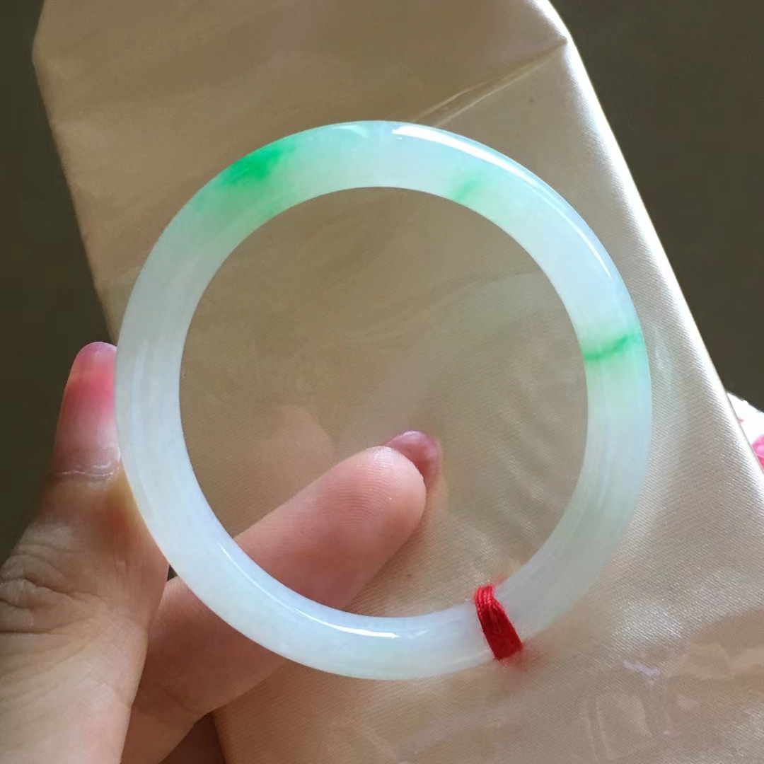 预算2万元，购黄金手镯好，还是翡翠手镯好