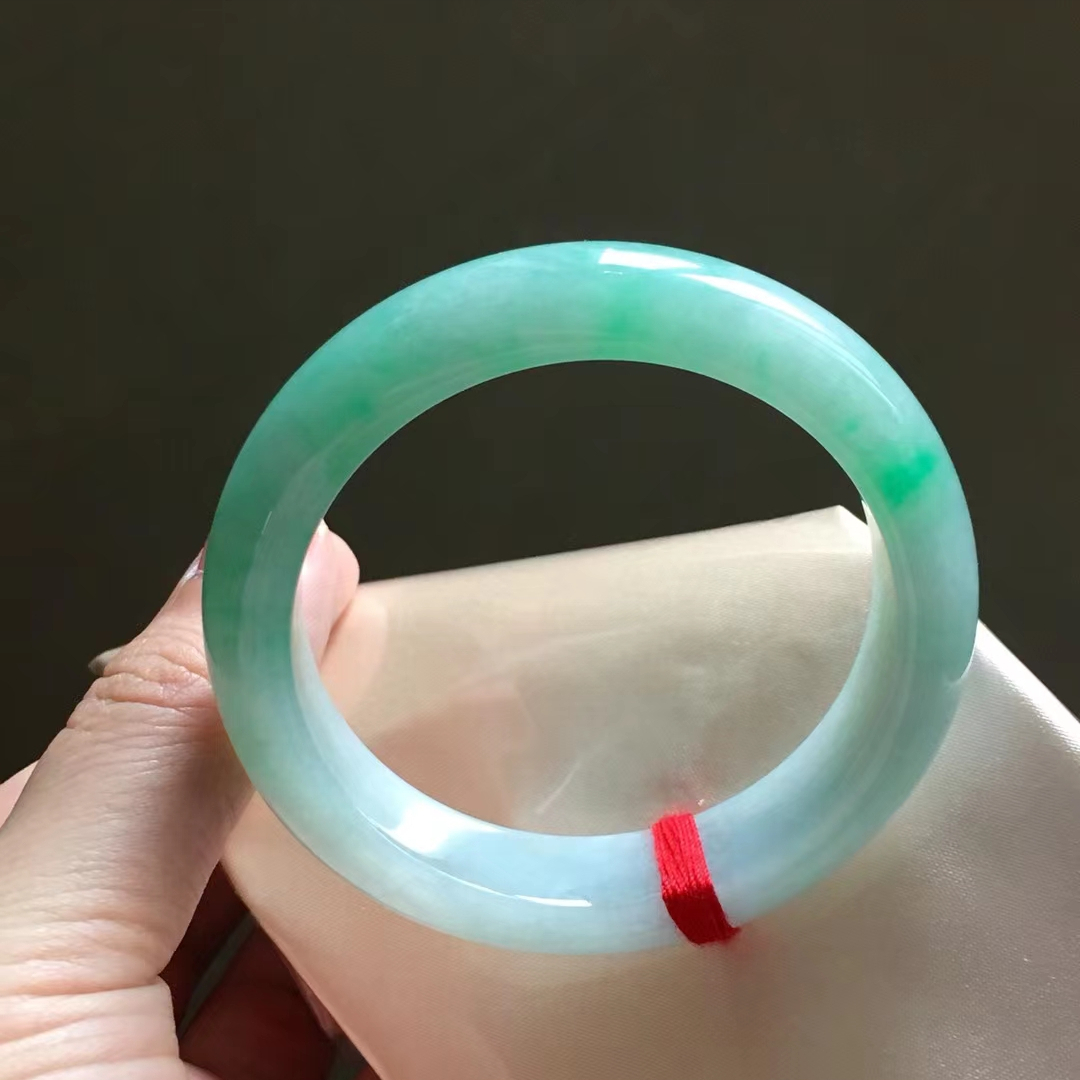 预算2万元，购黄金手镯好，还是翡翠手镯好
