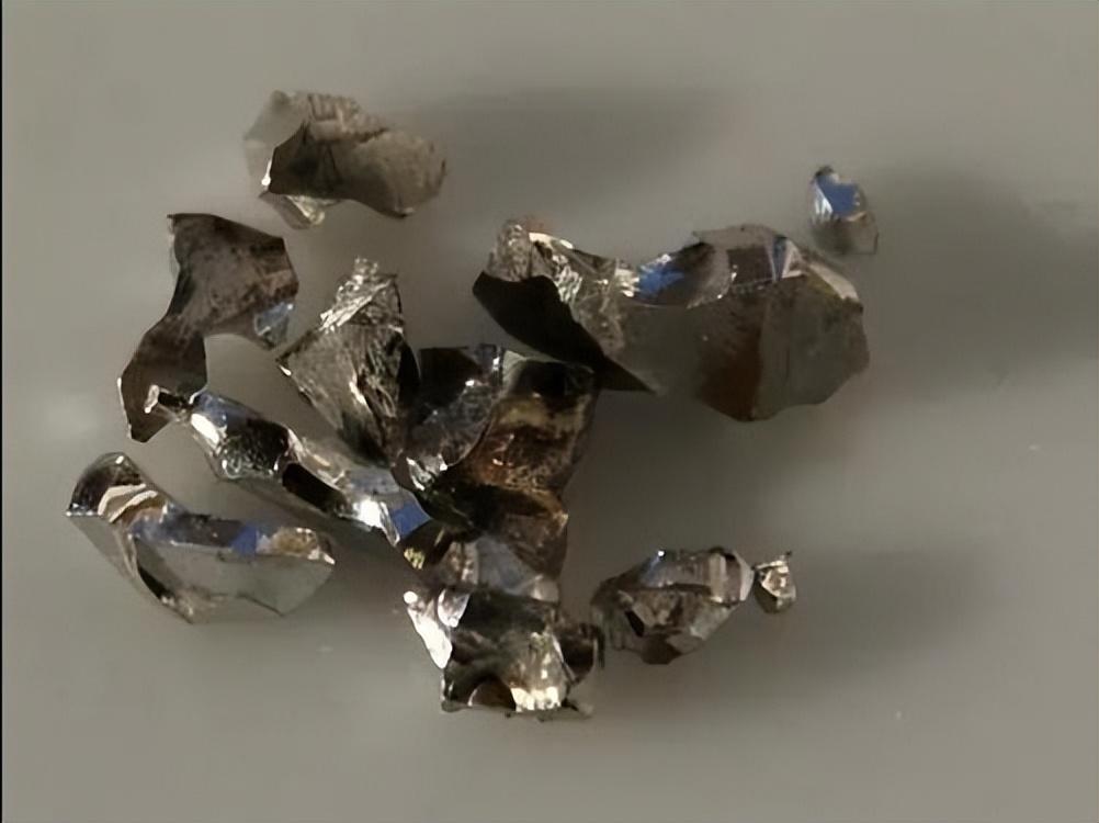 铱金属的暗黑面：大灭绝事件和行星撞击的证据